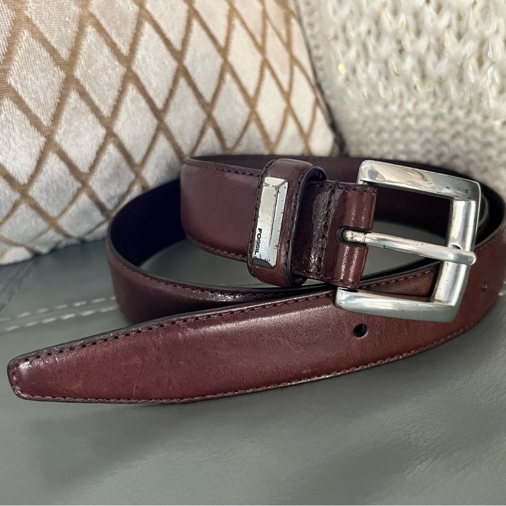 Vintage FOSSIL Genuine Leather BROWN Belt W/ Silver BUCKLE Medium (M) 29-33”